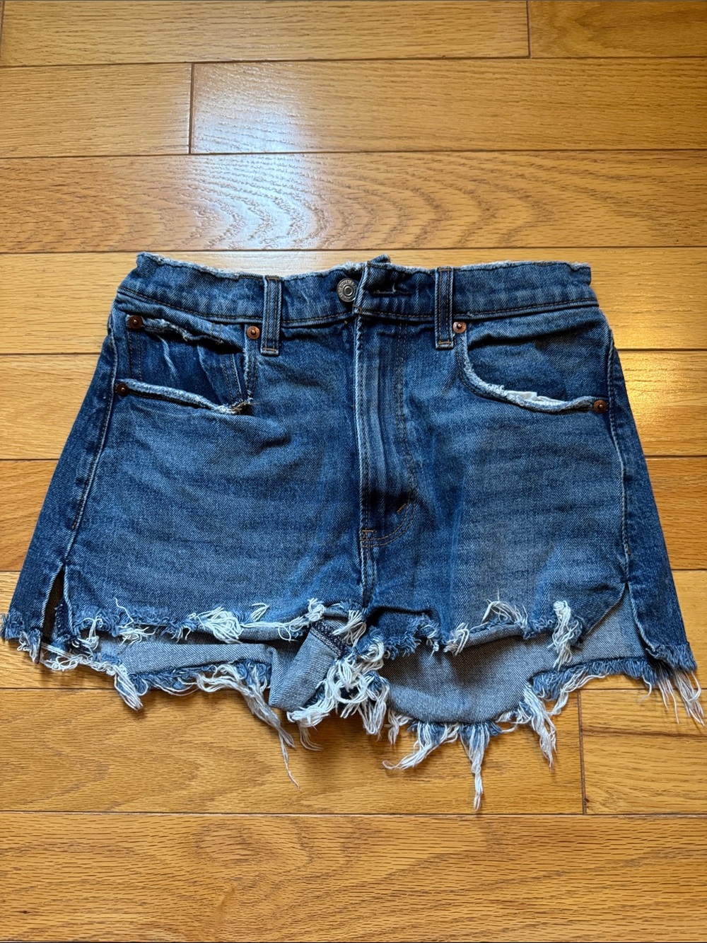 A&F- The Mom Short High Rise, Size 26/2